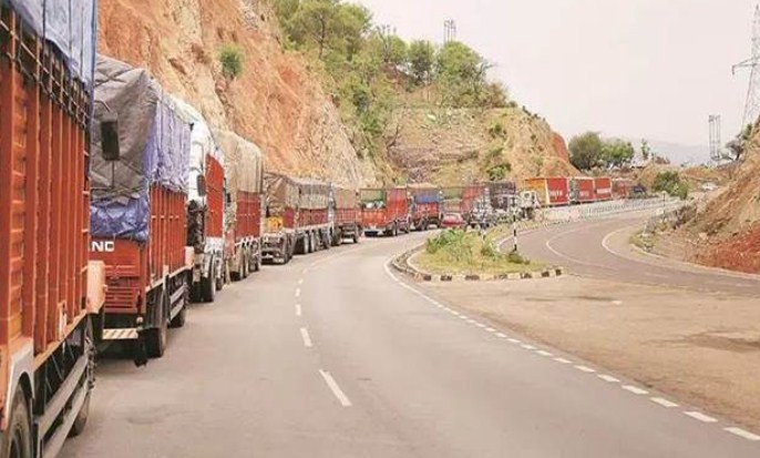 Traffic suspended on Srinagar-Jammu highway due to landslide